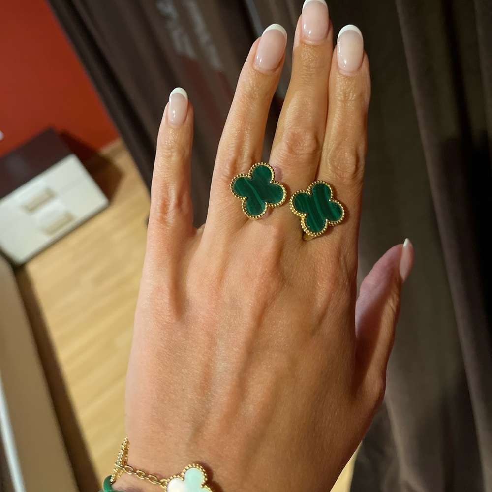Clover style gold earings